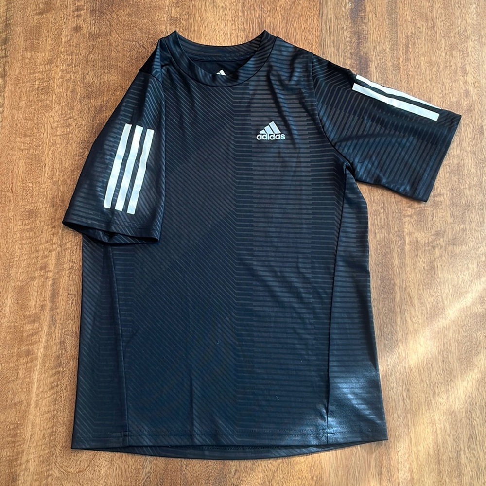Adidas tee size big boys 10/12 Medium